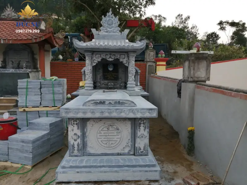 mộ đá nhỏ có mái che