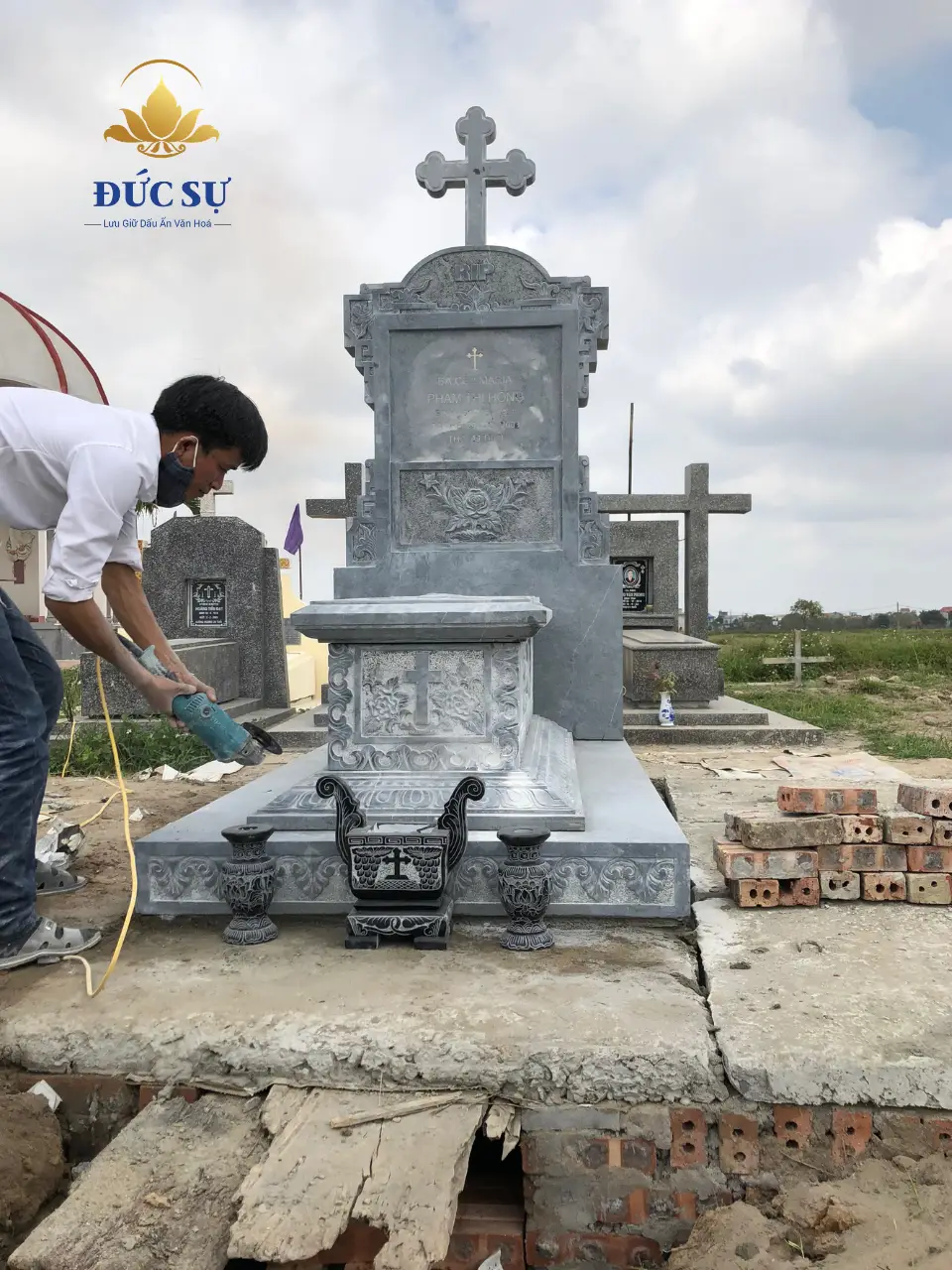 mẫu lăng mộ đá công giáo đẹp