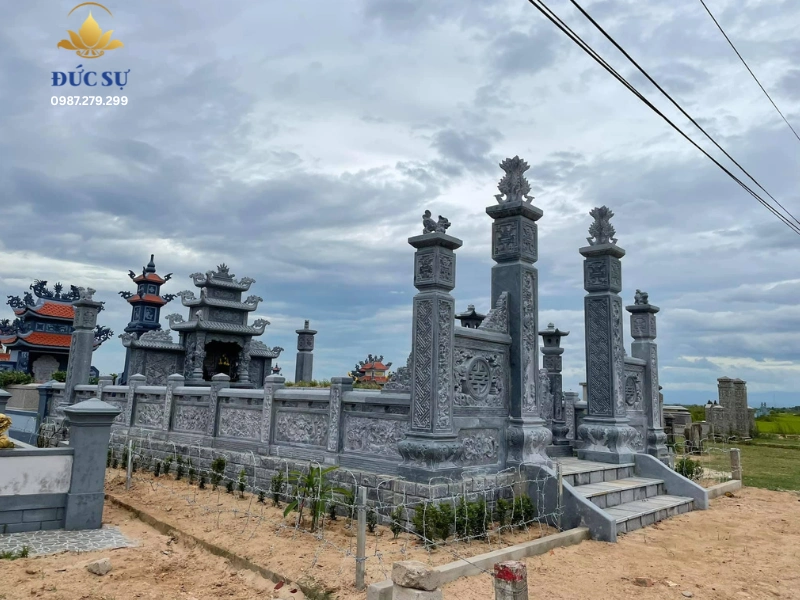 cổng đá uy nghi, bề thế