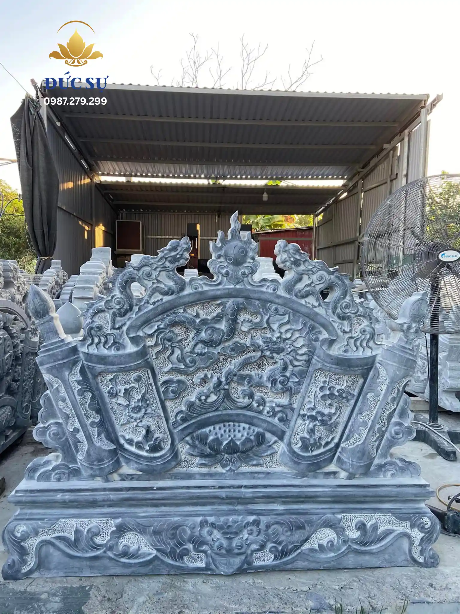 Cuốn thư đá